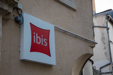 La Rochelle, Fransa - 07: 23: 2024: Ibis kırmızı yastık işareti logosu ve marka metin otel duvarları ön bina zinciri