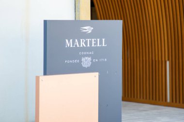 Konyak, Fransa - 07: 23: 2024: konyak martell deposu Charente France şehrindeki tarihi içki imalathanesi
