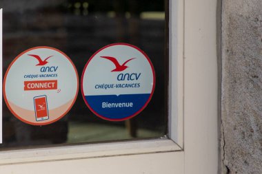 La Rochelle, Fransa - 07 23 2024: çek tatilleri; mobil uygulama logosu ve ön cephedeki restorana giriş belgesinin kabul belgesi.