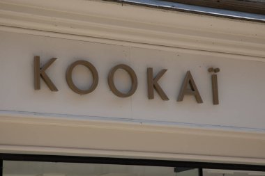 Bordeaux, Fransa - 07 21 2024: Kookai mağazası metin logosu Fransız zinciri giyim markası butik moda Kookai ön cephe tabelası dükkanı