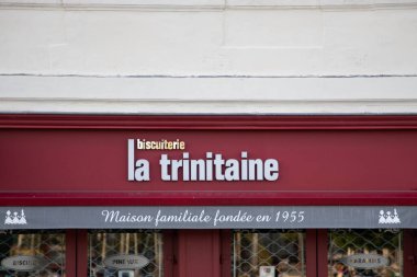 Bordeaux, Fransa - 07 22 22 2024: La Trinitaine logosu ve yerel fırın bisküvi fabrikasının önünde Brittany zincirinden Breton kek spesiyaliteleri