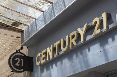 Bordeaux, Fransa - 07 27 27 2024: Century 21 imzalı logo bürosu emlak mağazası broker markası Wall Agency cephe şirketi mağazasında metin
