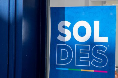 Soles Fransızca metni, ön cephe tabelasında satış mağazası anlamına gelir.