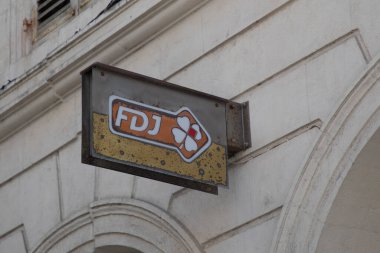 Bordeaux, Fransa - 07 22 22 2024: Fdj logo markası Fransız ulusal piyango operatörü ofis vintage imza metni Francaise des Jeux shop France