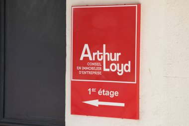Bordeaux, Fransa - 07 22 22 2024: Arthur Loyd logosu ve emlak danışmanlığının satış ve kiralama alanında uzmanlaşmış ön cephesi