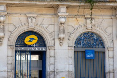 Bordeaux, Fransa - 07 27 27 2024: La Banque Postale ve la poste logo işareti ve giriş markası ön cephe duvar binası ofisi Fransız banka posta ajansı