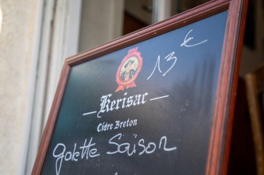 Bordeaux, Fransa - 07 22 22 2024: kerisac elma şarabı logosu ve Brittany 'deki restoran terasında Fransız Breton kreması imzası