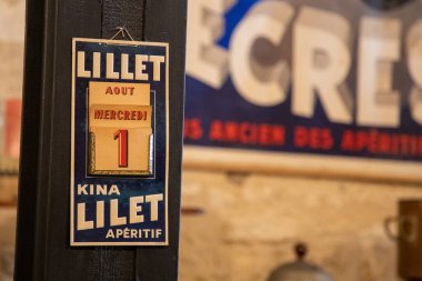 Bordeaux, Fransa - 07 23 2024: Lillet logosu işareti ve aromatize Fransız şarabının eski bir bar restoranındaki antika takvim tabanlı aperatifi