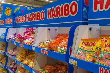 Bordeaux, Fransa - 07 22 22 2024: Haribo logosu ve Alman şekerleme dükkanının endüstriyel şekerleme dükkanı gösterimi