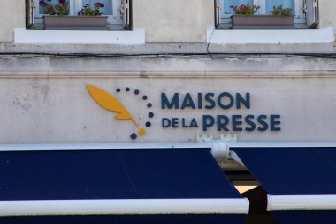 La Rochelle, Fransa - 07 26 2024: Maison de la presse logosu ön cephe girişi ve metin markası French house press and book magazine distribution