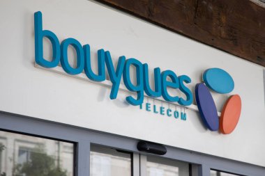 Bordeaux, Fransa - 08 01 01 2024: Bouygues telekom mağazası logosu ve Fransa Telekomünikasyon Şirketi 'nin ön duvar cephe mağazasının marka metin imzası