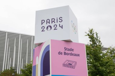 Bordeaux, Fransa - 08 01 2024: Yeni amblem Paris 2024 Yaz Olimpiyatları ve Engelli Olimpiyatları.