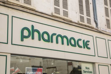 La Rochelle, Fransa - 07: 23: 2024: Farmacie French tabelası Fransa 'dan gelen mesaj duvar inşaatının eczane girişinde anlamına geliyor