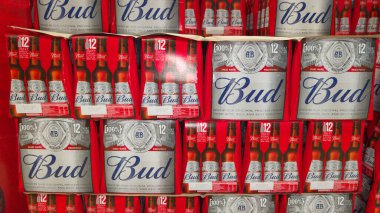Bordeaux, Fransa - 07 23 2024: tomurcuk amblemi ve Amerikan Budweiser marka bira paketleri markette satılık bira şişeleri