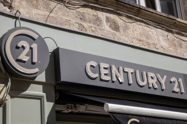 Bordeaux, Fransa - 07 22 22 2024: Century 21 tabela logosu ve metin markası emlak mağazası broker ofis zinciri girişi ön cephesi