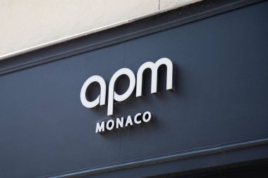 Bordeaux, Fransa - 07 21 21 2024: APM Monaco logosu ve ön cephedeki butik moda zinciri mücevher mağazası moda lüks