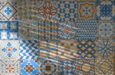 Zeminde çiçek motifleri ve güneş gölgesi arkaplanı olan azulejos dokusu