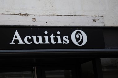 Bordeaux, Fransa - 07: 30 2024: Acuitis logosu markası ve metin duvarının ön cephesi gözlükçüsü ve işitme merkezi mağazası