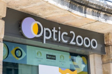 Bordeaux, Fransa - 07: 30: 2024: Optik 2000 logo zincire ön cephe duvar işareti yazısı