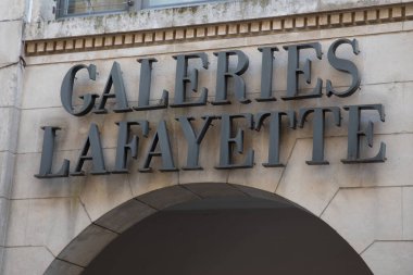 Bordeaux, Fransa - 08 01 01 2024: Galeries Lafayette logo markası ve girişteki duvar cephesi Fransız caddesi ön cephesinde metin işareti