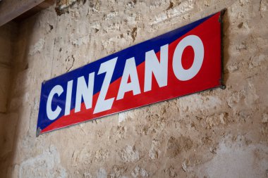Bordeaux, Fransa - 08 07 07 2024: Cinzano logo metni ve marka işareti Gruppo Campari 'ye ait İtalyan vermut
