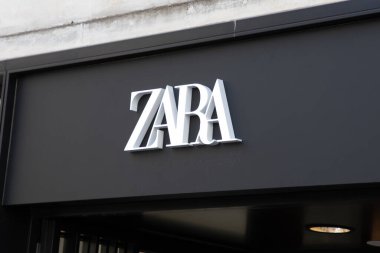 Bordeaux, Fransa - 07: 21: 2024: zara logosu duvar cephesi ve moda İspanya giyim mağazası zincirinin marka metnini saklıyor
