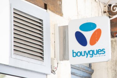 Bordeaux, Fransa - 08 01 01 2024: Bouygues telekom logosu markası ve ön cephedeki telefon operatörü mağazasına giriş ofisi imzası