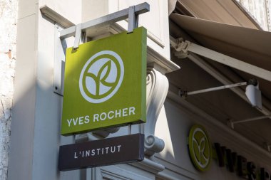 Bordeaux, Fransa - 08 07 2024: Yves Rocher marka logo zinciri ve metin işareti dükkan duvarının önünde kızlar Fransız güzeli