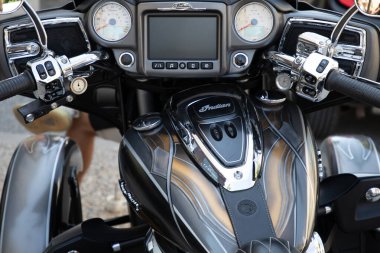 La Rochelle, Fransa - 08 06 2024: Hintli yol ustası üç tekerlekli trike motorlu ekran logosu markası ve metin detayı yakıt deposu Amerikan motosikleti