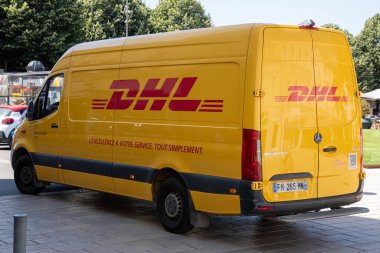 La Rochelle, Fransa - 08 06 2024: dhl panel van Mercez sprinter dağıtım paneli sarı araba lojistik kamyon logosu ve metin imzalı otomobil kargo