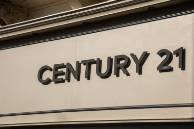 Bordeaux, Fransa - 07 27 27 2024: Century 21 imzalı metin ve duvar gayrimenkul acentesi komisyoncusu ofis ön pencere şirketi logosu