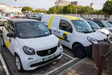 La Rochelle, Fransa - 08 06 2024: Yelo mobil akıllı Renault kiralık araba şehir levhası logosu ve Fransa 'daki La Rochelle' den alınmış marka metin