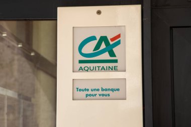 Bordeaux, Fransa - 08 07 2024: ca credit agricole Aquitaine logo brand and text sign on bank local locale Agency street French tabelahane