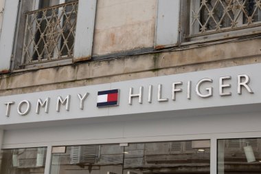 Bordeaux, Fransa - 07 21 2024: Tommy Hilfiger marka ve metin amblemi. Amerikan giyim şirketinin ön duvar ön cephesi. Moda giriş butiği zinciri.