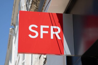 Bordeaux, Fransa - 08 07 2024: SFR logo imzası ve mağaza zinciri Fransız telefon operatörü kırmızı markalı duvar girişi ön cephe ofisi üzerine metin