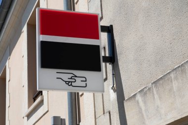 Bordeaux, Fransa - 08 07 2024: Sosyete geneli kırmızı logo işareti ve Fransız bankasının ATM markası