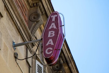 Bordeaux, Fransa - 08 07 2024: Tabac satıcısı beyaz marka ve kırmızı logo Fransız dükkanının ön cephesi