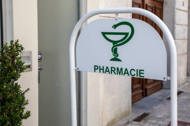 La Rochelle, Fransa - 07 23 2024: Farmacie French tabelası Fransa 'dan gelen yazı, bisiklet parkı duvar önü duvarında eczane anlamına geliyor