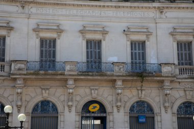Bordeaux, Fransa - 07 27 27 2024: la poste marka levhası ve La banque postale metin logosu