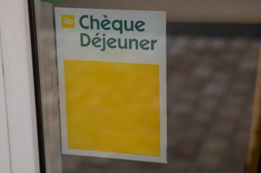 Bordeaux, Fransa - 08 07 2024: Çek dejeuner logo markası ve metin işareti ön cephe çıkartması Fransız pencereleri giriş kapısı restoran