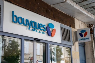 Bordeaux, Fransa - 08 01 01 2024: Bouygues telekom logo giriş mağazası ve ön cephe telefon operatörü dükkan markası ofis imzası