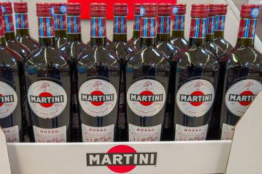 Bordeaux, Fransa - 08: 30: 2024: Martini logosu ve mağaza vitrininde İtalyan vermut kırmızı alkol reklamı metni