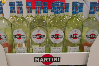 Bordeaux, Fransa - 08: 30: 2024: Martini beyaz logosu ve mağaza vitrininde metni imzalamak İtalya vermut alkol reklamı