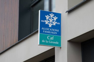 Bordeaux, Fransa - 09 04 2024: Caf de la gironde allocations familiales logo ve metin işareti Fransız Aile Kredileri Fonu ofis cephesi anlamına geliyor