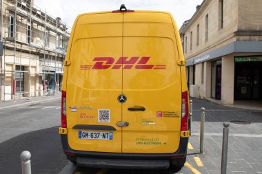 Bordeaux, Fransa - 09 04 2024: dhl panel van Mercez sprinter teslimatı sarı araba lojistik kamyon logosu ve metin imzalı otomobil kargo kamyonu