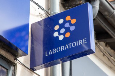 Bordeaux, Fransa - 09 04 2024: Eurofins marka logo ve yerel Fransız Sıhhiye Laboratuvarı Tıbbi Biyoloji Laboratuvarı önünde metin imzası