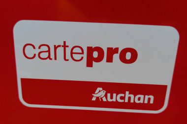 Bordeaux, Fransa - 09 04 2024: Auchan carte pro market logosu ön cephe ve dağıtım duvarları Fransız süpermarket grubu