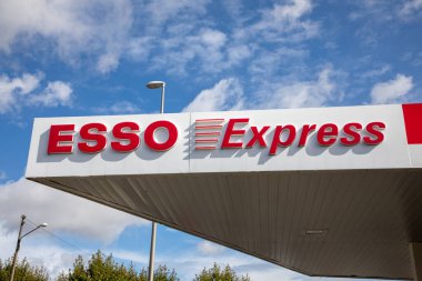 Bordeaux, Fransa - 09 04 2024: Esso küresel petrol sanayii devi ExxonMobil 'in metin ve logo imzası