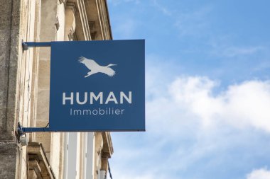 Bordeaux, Fransa - 09 07 2024: Fransız emlak girişi komisyonculuk bürosu ön cephesinde insan hareketsiz hale getirici imza zinciri ve kuş metin logosu mavisi