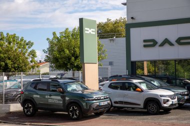 Bordeaux, Fransa - 09 07 2024: Dacia Duster araba ön cephe mağazası logo markası otomotiv üreticisi metin tabelası